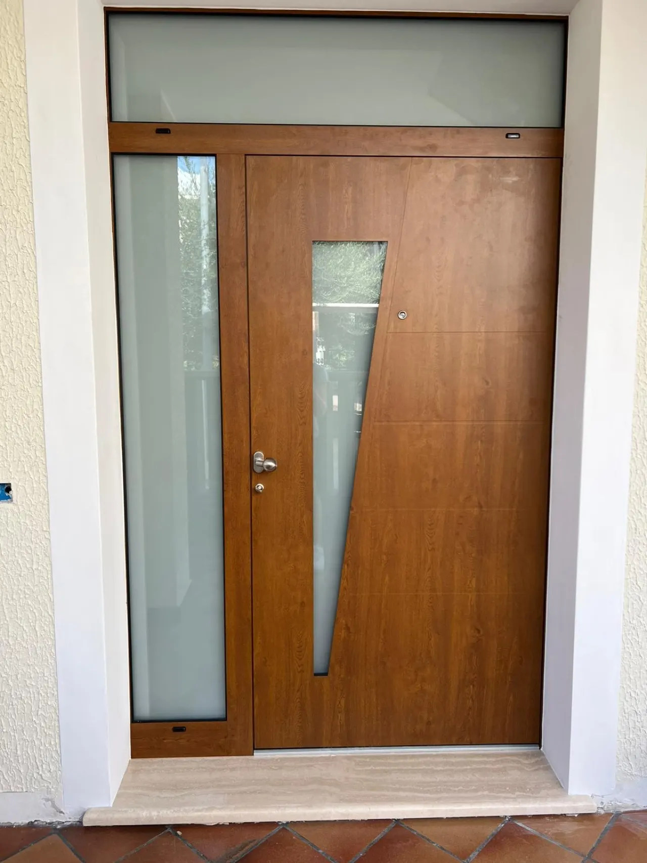Portoncino effetto legno con vetrata laterale, visto dall'esterno