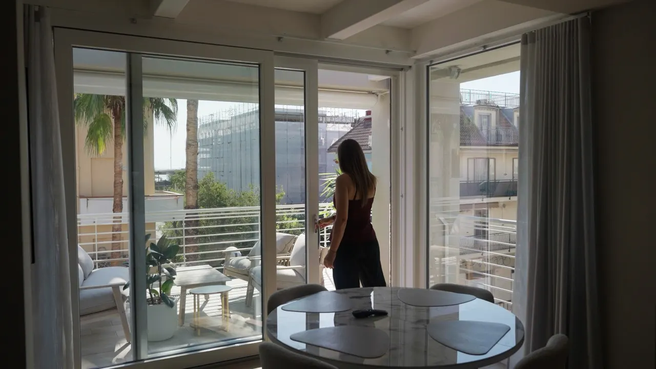 Balcone chiuso con vetrate, visto dall'interno